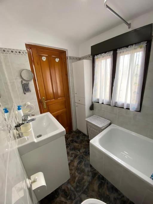 La Casa De Anita Y Jose Villa Colunga Kültér fotó